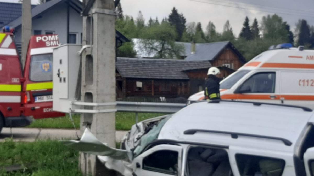 Accident cumplit în Suceava! Un bărbat a murit pe loc și alte cinci persoane au fost rănite, după ce mașina în care se aflau a intrat într-un stâlp