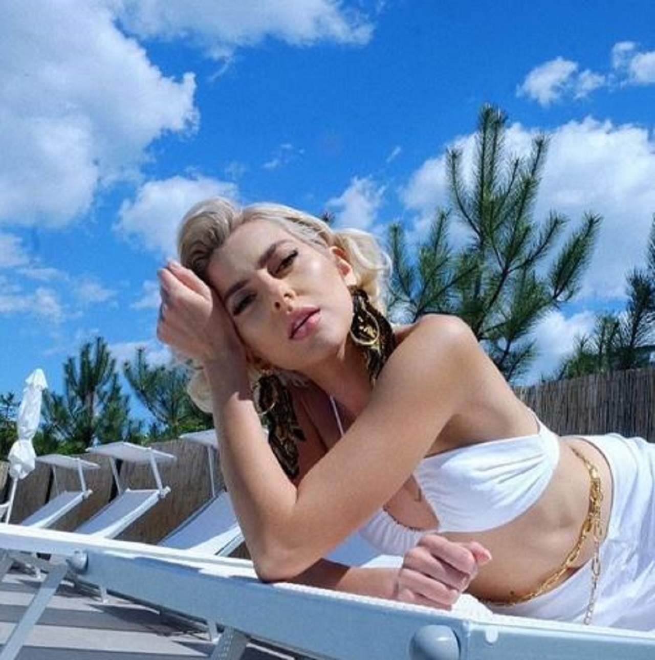 FOTO / Lidia Buble, apariție incendiară pe marginea piscinei! Bărbații au înroșit butonul de like la vederea formelor sale apetisante