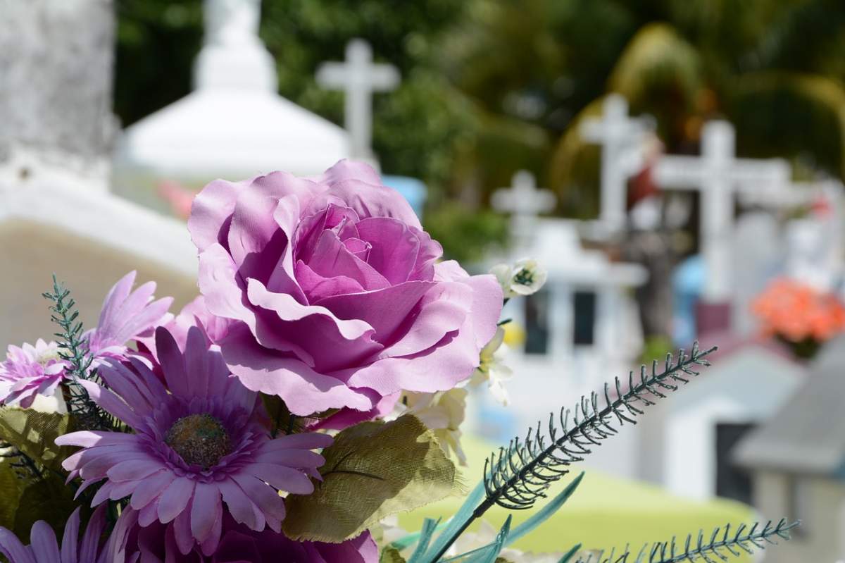 Ce servicii funerare oferă o agenție de pompe funebre?
