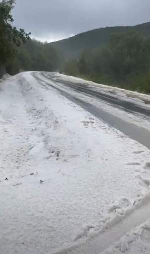 FOTO / Imagini apocaliptice în Alba! Drumul judeţean a fost acoperit de un strat gros de gheaţă, după o furtună cu grindină