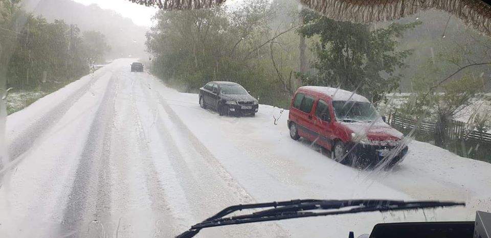 FOTO / Imagini apocaliptice în Alba! Drumul judeţean a fost acoperit de un strat gros de gheaţă, după o furtună cu grindină