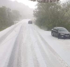 FOTO / Imagini apocaliptice în Alba! Drumul judeţean a fost acoperit de un strat gros de gheaţă, după o furtună cu grindină