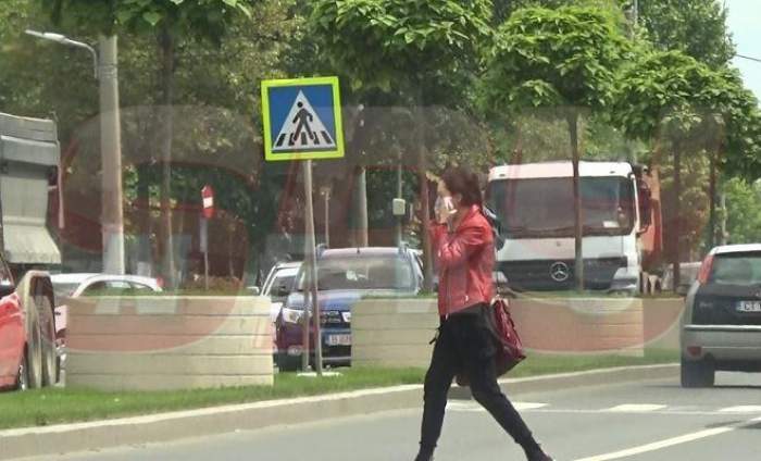 VIDEO PAPARAZZI / Nidia, Nidia, degeaba porți mască dacă traversezi neregulamentar! Grăbită să facă cât mai multe, fiica lui Horia Moculescu a uitat de lege! Imagini de senzație cu bruneta