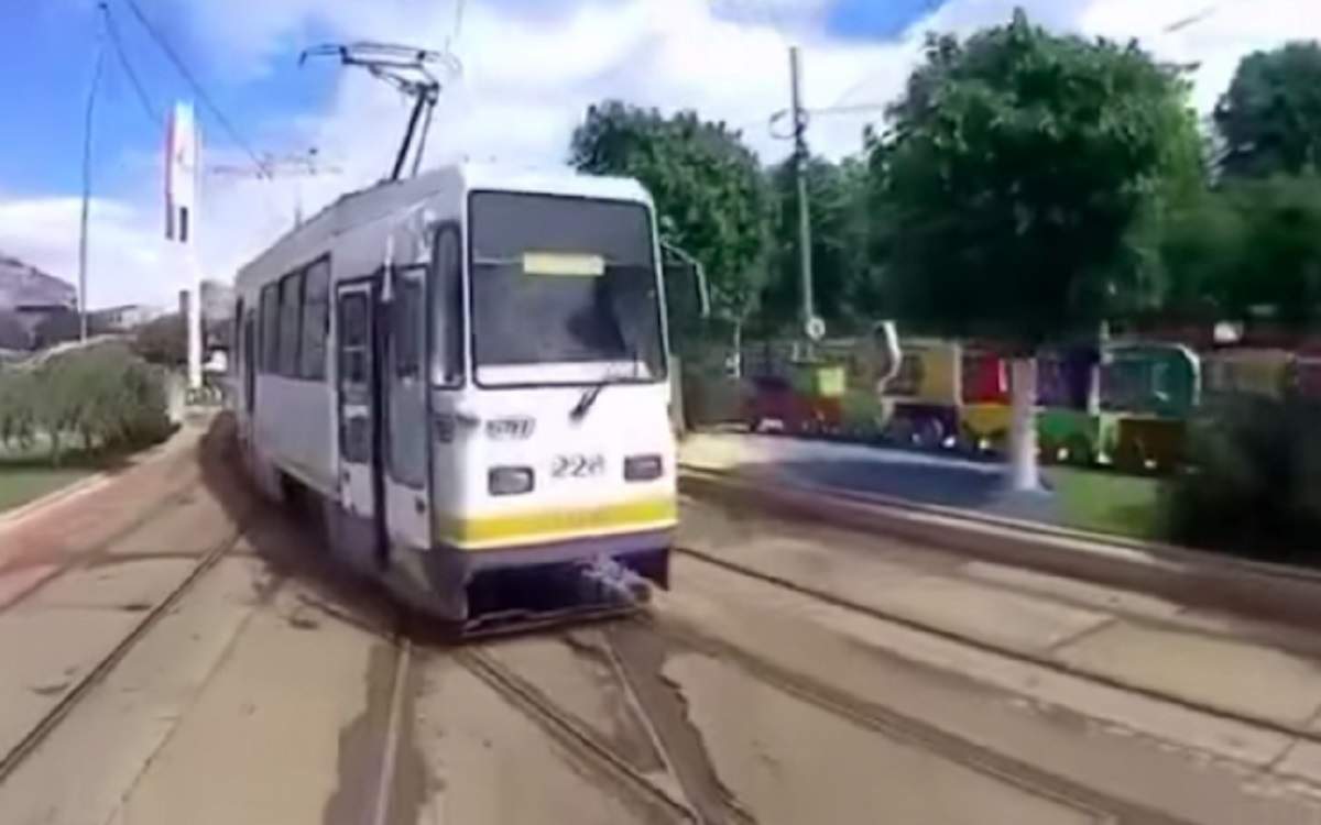 Imagini înfiorătoare, cu momentul ciocnirii celor două tramvaie din Capitală! Șapte oameni au fost răniți / VIDEO