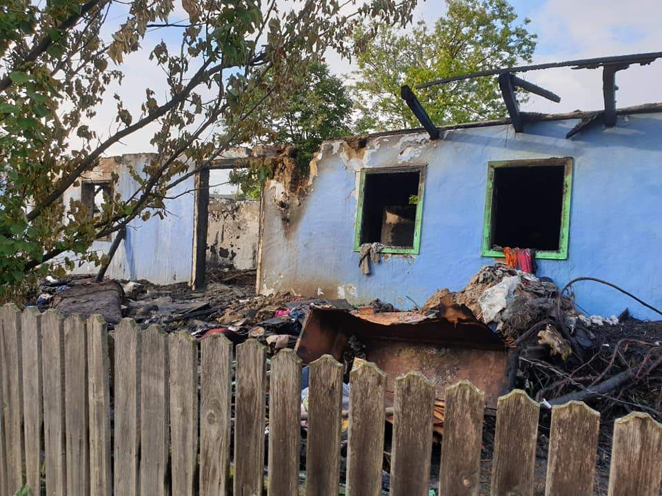 Drama trăită de un copil din Botoșani, după ce casa i-a fost mistută de flăcări! A rămas fără singurii adidași noi cu care urma să meargă la școală