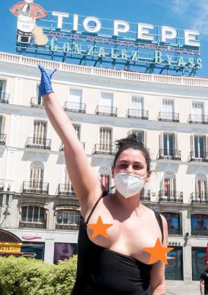 Scene 18+ în fața Guvernului! O prostituată și-a dat hainele jos și a protestat goală pușcă / FOTO