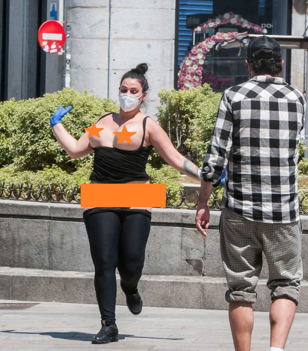 Scene 18+ în fața Guvernului! O prostituată și-a dat hainele jos și a protestat goală pușcă / FOTO