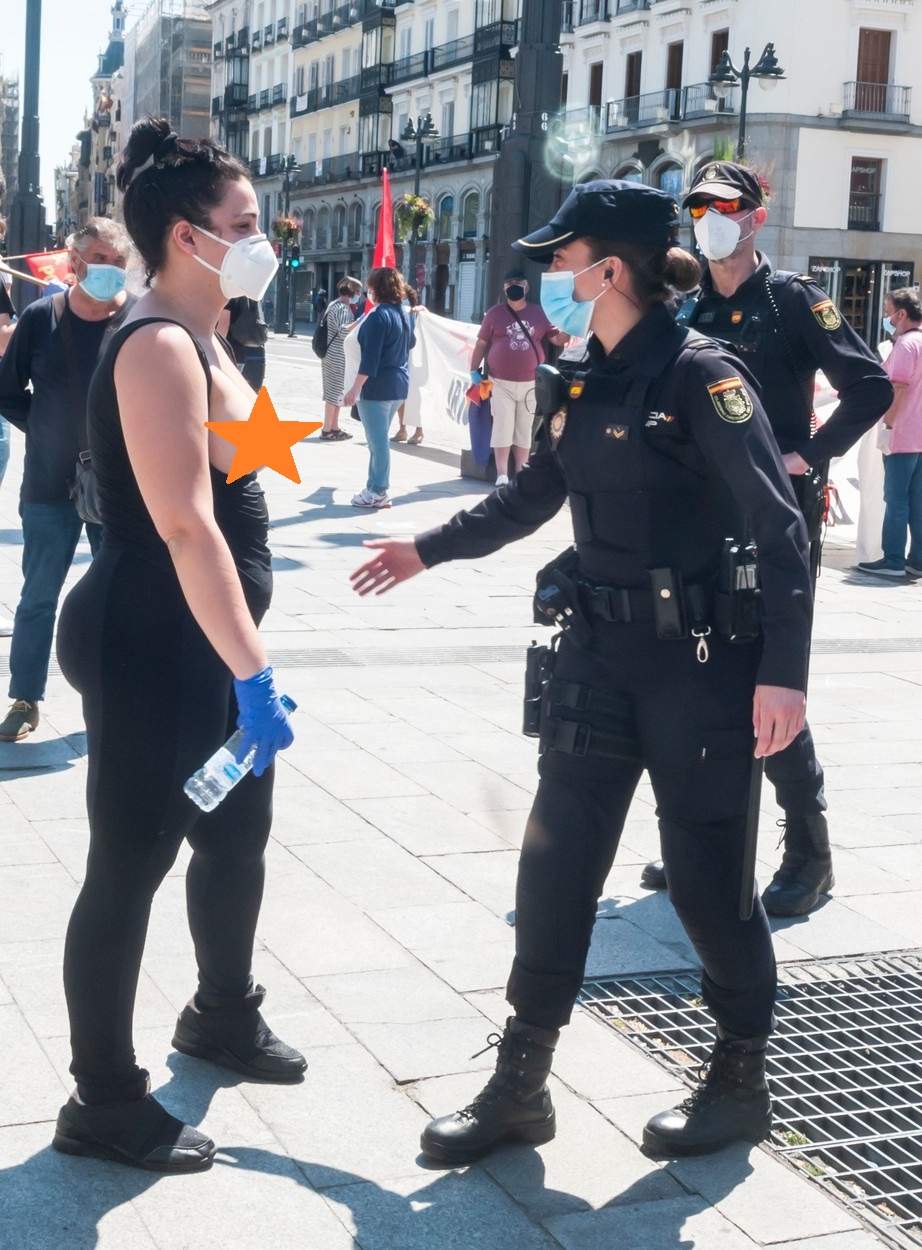 Scene 18+ în fața Guvernului! O prostituată și-a dat hainele jos și a protestat goală pușcă / FOTO