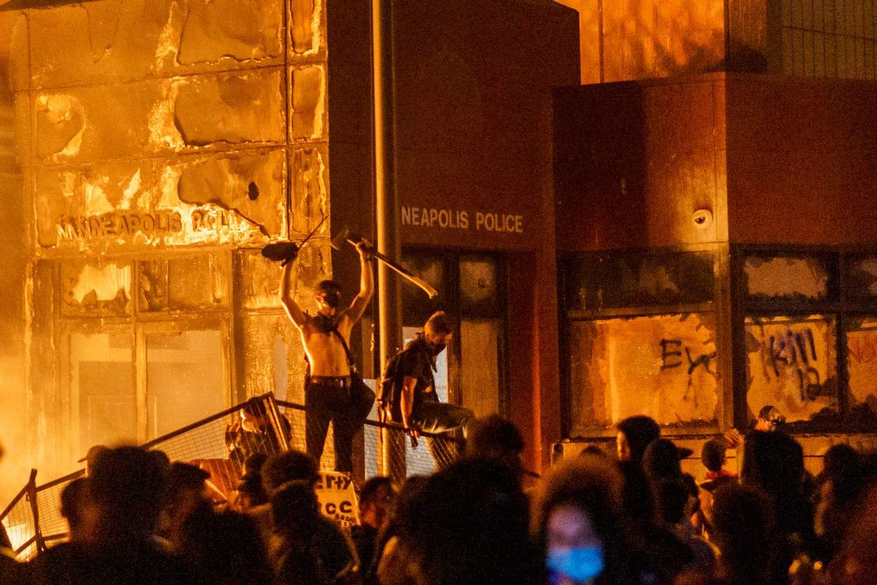 Reporter CNN, arestat în direct la protestele din Minneapolis. Imagini șocante cu orașul, distrus și în flăcări / VIDEO