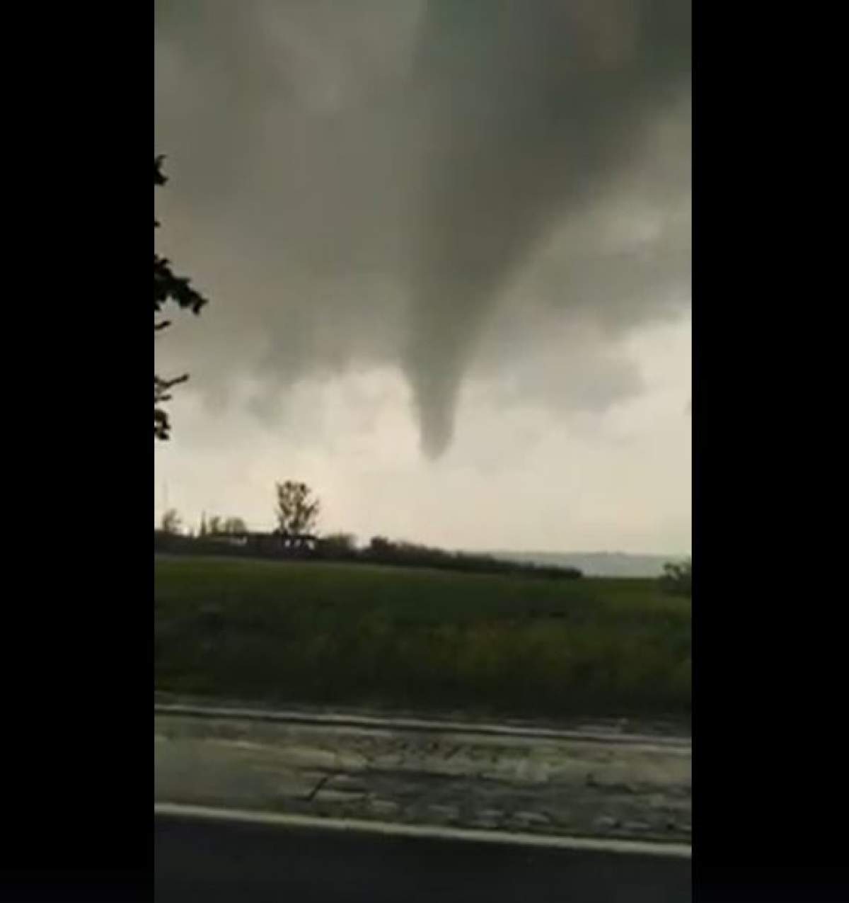 VIDEO / Tornadă spectaculoasă formată în Botoșani! Aproape 100 de astfel de fenomene au fost surprinse în ultimii 14 ani