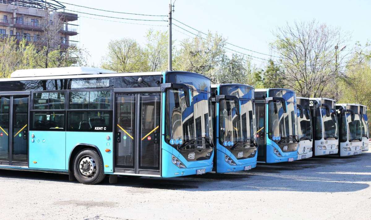 Un autobuz plin de călători a fost lovit de un excavator, în Capitală! Patru persoane au fost rănite