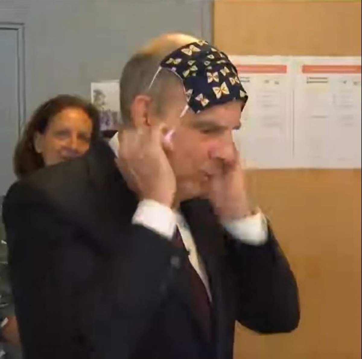 VIDEO / Probleme serioase pentru vicepremierul Belgiei! Politicianul „s-a luptat” din greu cu o mască de protecție