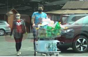 VIDEO PAPARAZZI / Ei când fac cumpărături, o fac pe bune! În plină pandemie, Nadir și iubita lui nu se joacă! Cum au fost surprinși cei doi în toiul zilei