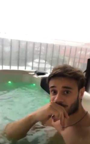 FOTO / Dima n-o duce rău în pandemie! Artistul se menține în formă cu sport și se relaxează în jacuzzi