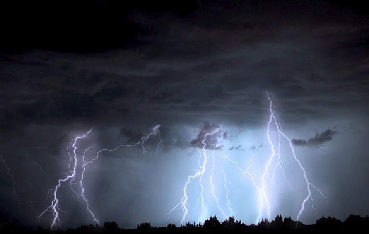 Avertizare meteo ANM. Cod galben de furtuni în mai multe județe din România