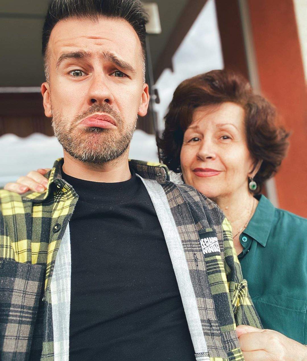 Frumusețea-i moștenire de familie! Florin Ristei a arătat-o lumii pe cea care i-a dat viață. Mama artistului, o femeie senzațională, chiar și la 70 de ani / FOTO
