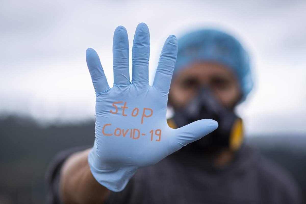 O femeie din Marea Britanie susține că noul coronavirus „i-a salvat viața”: „Aproape că m-a omorât”