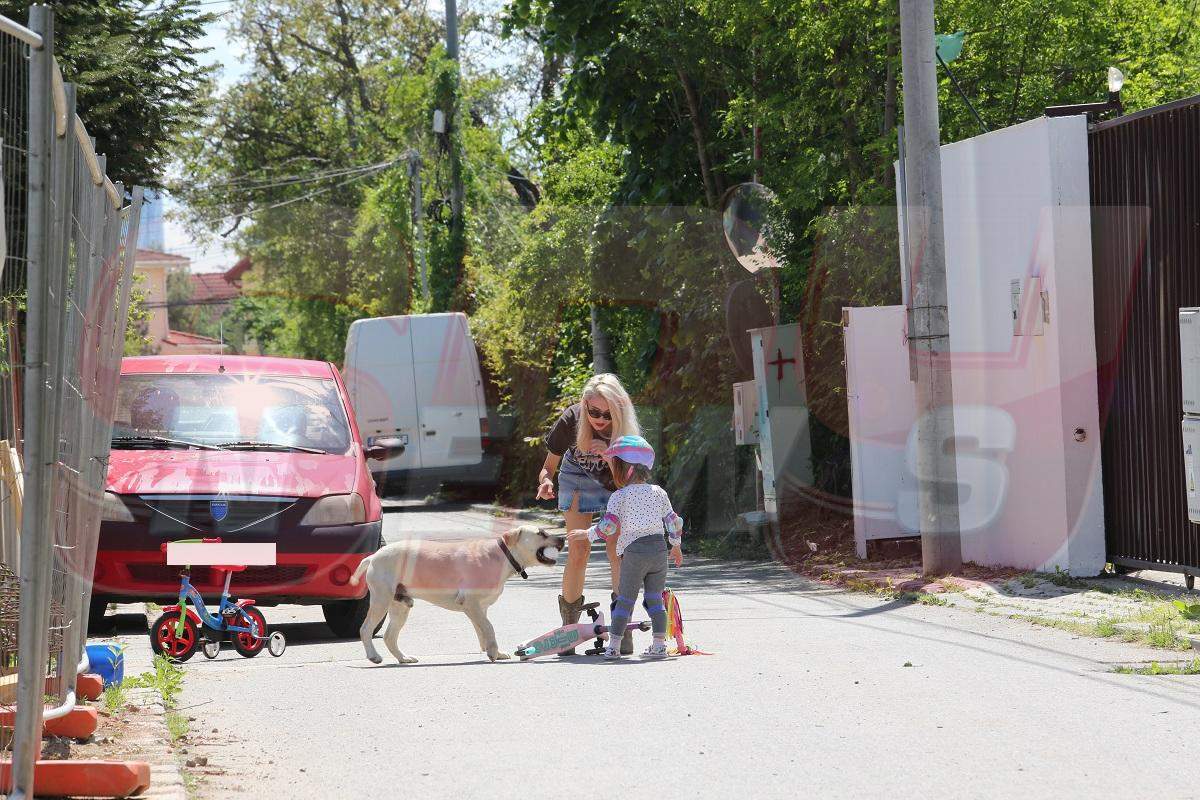 PAPARAZZI / Andreea Bălan, o mamă dedicată pe timp de pandemie. Dovada că, deși îi este greu, este tot timpul alături de fiicele ei. Imaginile care spun tot!