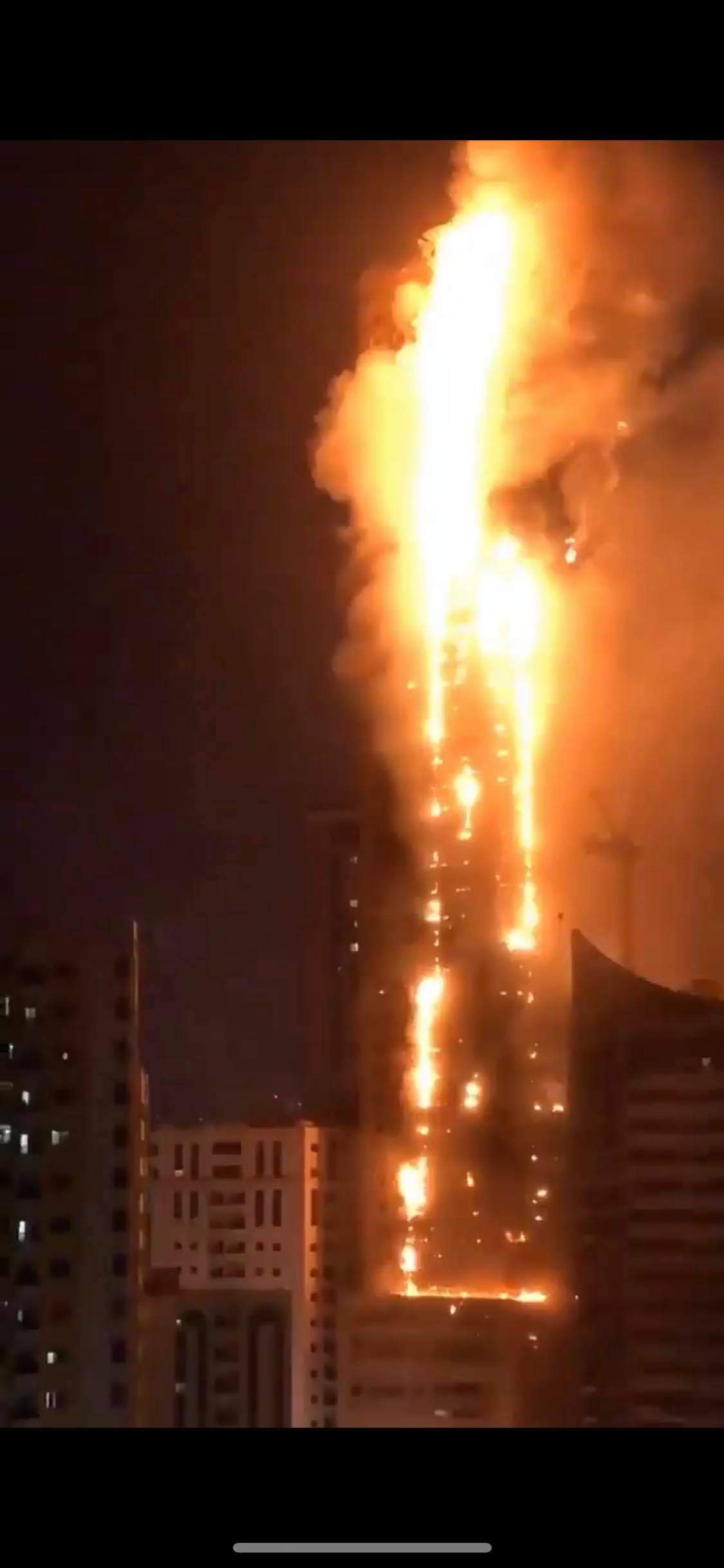 VIDEO / Incendiu violent la un zgârie-nori din Dubai, chiar lângă Burj Khalifa! Mai mulți oameni se aflau în interior