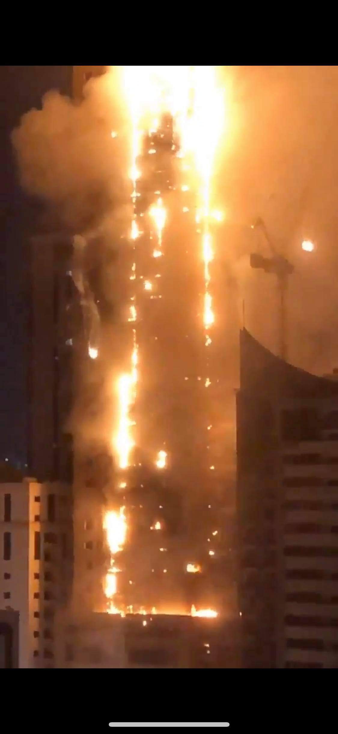 VIDEO / Incendiu violent la un zgârie-nori din Dubai, chiar lângă Burj Khalifa! Mai mulți oameni se aflau în interior