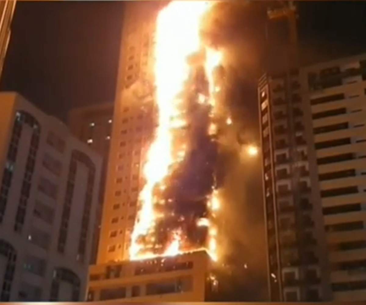 VIDEO / Incendiu violent la un zgârie-nori din Dubai, chiar lângă Burj Khalifa! Mai mulți oameni se aflau în interior