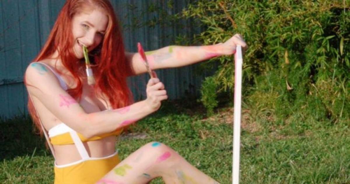 Pandemia le-a afectat și pe ele! Stripteuza Chelsea Chavis a găsit o metodă inedită pentru a câștiga bani: pictează cu sânii 