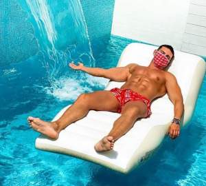 Dorian Popa respectă măsurile de protecție și în piscină! Dovada că virusul ucigaș l-a speriat și pe artist / FOTO