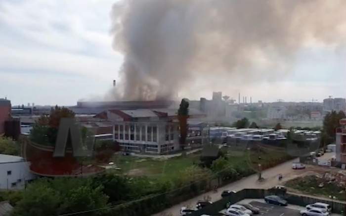 VIDEO / Incendiu de proporții la fabrica de sticlă din București! Fumul gros a făcut aerul irespirabil