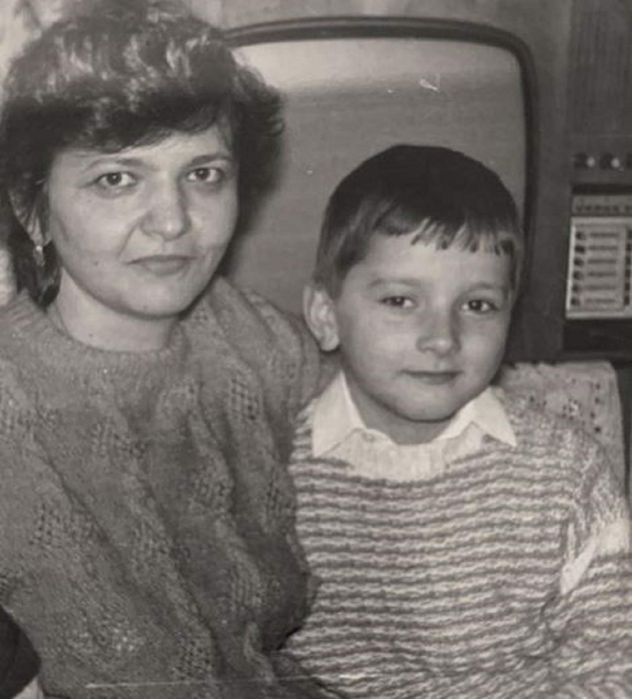 FOTO / Pe Mihai Morar îl cunoaște toată lumea, dar știați cum arată mama lui? Seamănă ca două picături de apă! Fotografie de colecție, din copilărie