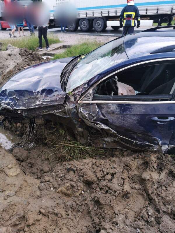 A fost activat planul roșu la Vâlcea. Un microbuz și un autoturism s-au răsturnat, după ce s-au lovit frontal. Care este starea celor 15 victime acum / FOTO