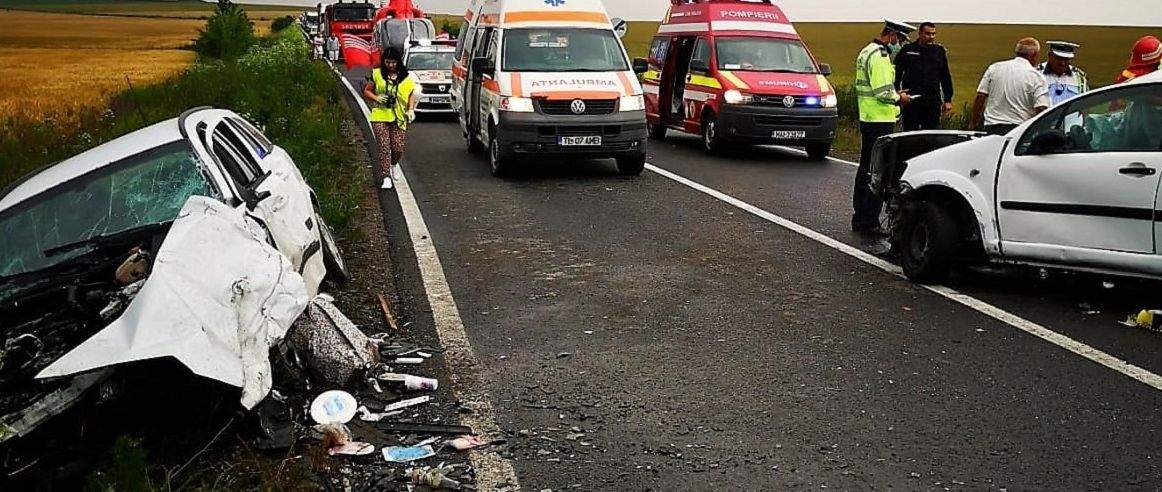 Accident cumplit în Tulcea. O tânără a murit pe loc, iar un bărbat și o altă femeia se luptă pentru a supraviețui, după ce mașinile lor s-au ciocnit frontal / VIDEO