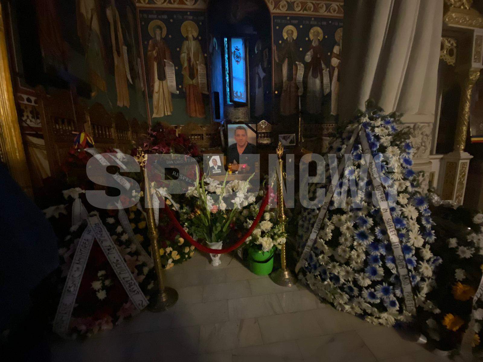 GALERIE FOTO / Altar impresionant de coroane pentru Costin Mărculescu. Prietenii și-au luat rămas bun prin mesaje sfâșietoare. „Nu te vom uita niciodată”