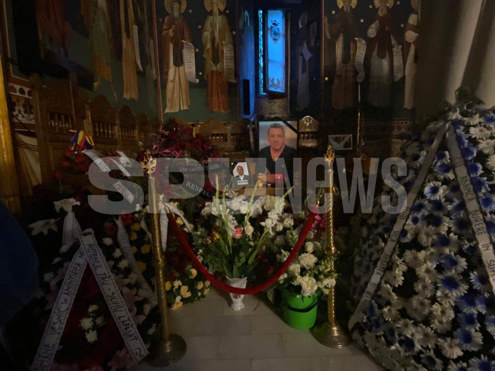 GALERIE FOTO / Altar impresionant de coroane pentru Costin Mărculescu. Prietenii și-au luat rămas bun prin mesaje sfâșietoare. „Nu te vom uita niciodată”