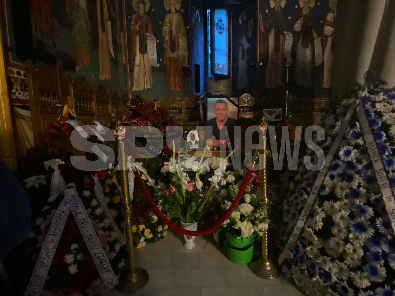 GALERIE FOTO / Altar impresionant de coroane pentru Costin Mărculescu. Prietenii și-au luat rămas bun prin mesaje sfâșietoare. „Nu te vom uita niciodată”