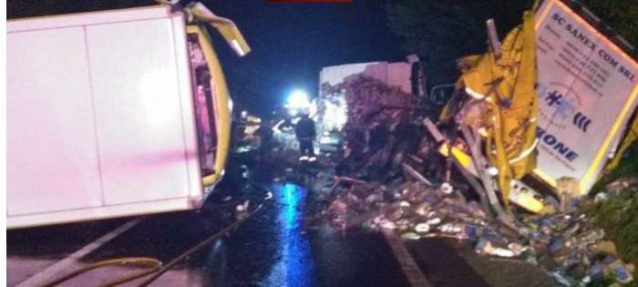 Doi șoferi se luptă pentru a supraviețui, după un accident terbil în Mureș. TIR-urile pe care le conduceau s-au ciocnit frontal