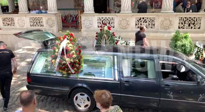 VIDEO PAPARAZZI / Mașina mortuară care va transporta sicriul cu trupul neînsuflețit al lui Costin Mărculescu a ajuns la biserică în urmă cu scurt timp!