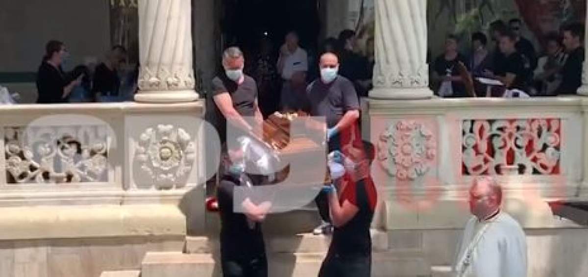 VIDEO PAPARAZZI / Sicriul cu trupul neînsuflețit al lui Costin Mărculescu a fost scos din biserică. Din clipă, în clipă, mașina mortuară îl va conduce pe actor pe ultimul drum