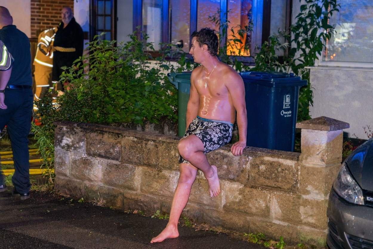 Românul devenit erou în Marea Britanie! A fugit dezbrăcat într-un incendiu, pentru a-și salva vecinul / FOTO