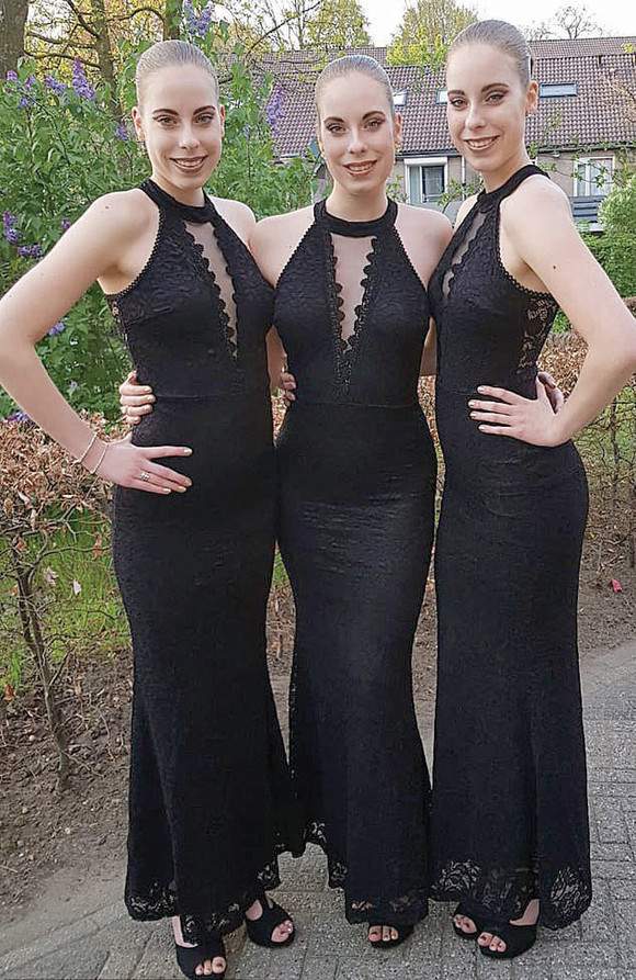 FOTO / Nu, nu vedeți triplu! Ele sunt surorile perfect.. identice! Doar numele le diferențiază 