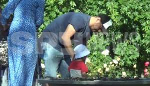 VIDEO PAPARAZZI / Când nu e la filmări, se dedică familiei! ”Dorel” din ”Las Fierbinți” este un tătic model! Imagini emoționante cu actorul și fiul său, în parc