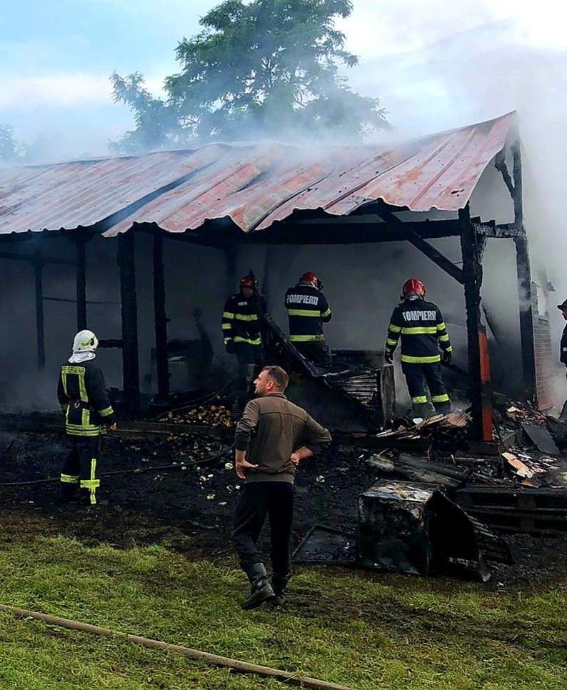 Incendiu de proporții la un cămin de bătrâni din Arad! Vârsnicii au privit cum ”locuința” le e arsă din temelii!