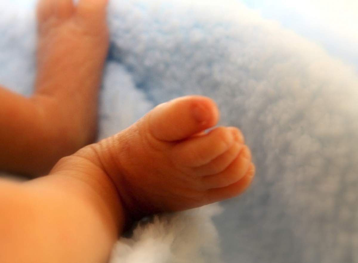 Veste bună pentru mama și primul copil născut cu coronavirus din România! Astăzi au fost externați din spital