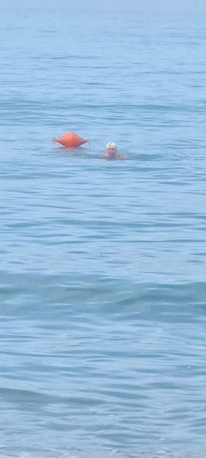 FOTO / Silvia Dumitrescu nu ține cont de vârstă și nici de temperaturi! Artista a înnotat în mare la 15 grade Celsius și a arătat cât de curajoasă este