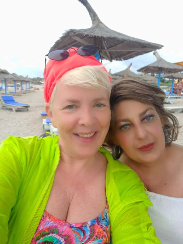 FOTO / Silvia Dumitrescu nu ține cont de vârstă și nici de temperaturi! Artista a înnotat în mare la 15 grade Celsius și a arătat cât de curajoasă este