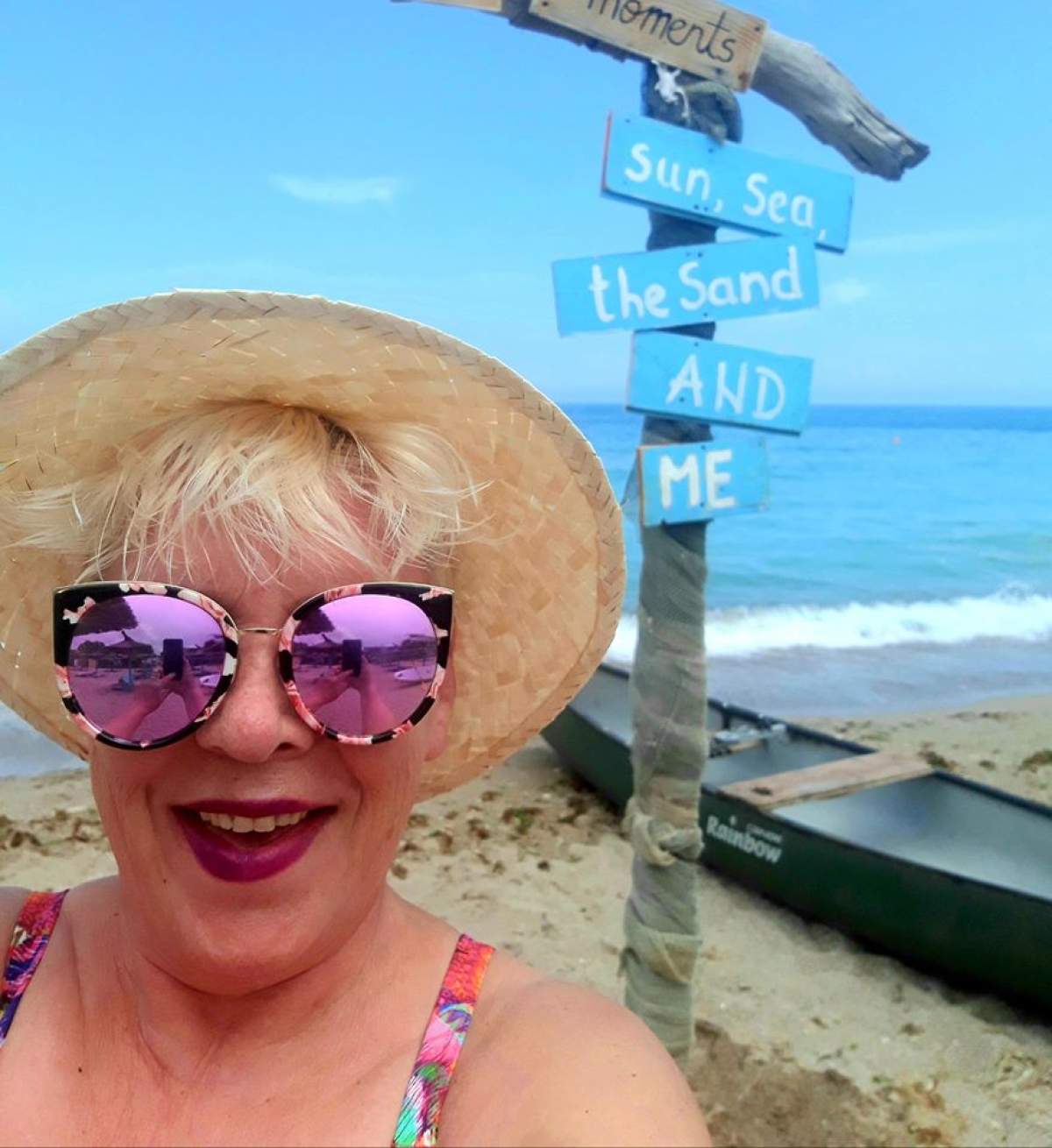 FOTO / Silvia Dumitrescu nu ține cont de vârstă și nici de temperaturi! Artista a înnotat în mare la 15 grade Celsius și a arătat cât de curajoasă este