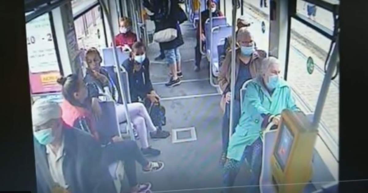 VIDEO / Scene șocante într-un tramvai din Timișoara! O bătrână de 80 de ani este trântită la podea și jefuită de către mai multe persoane