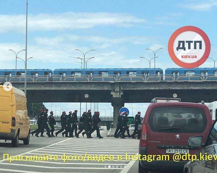 FOTO / Un bărbat din Ucraina a amenințat că aruncă în aer un pod! Ce conținea, de fapt, „bomba” artizanală