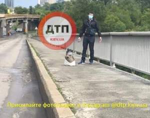 FOTO / Un bărbat din Ucraina a amenințat că aruncă în aer un pod! Ce conținea, de fapt, „bomba” artizanală