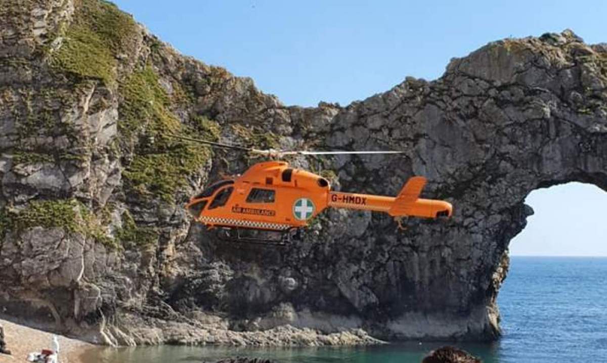 Un român, printre cele patru victime care au sărit de pe Durdle Door! Bărbatul a fost grav rănit!