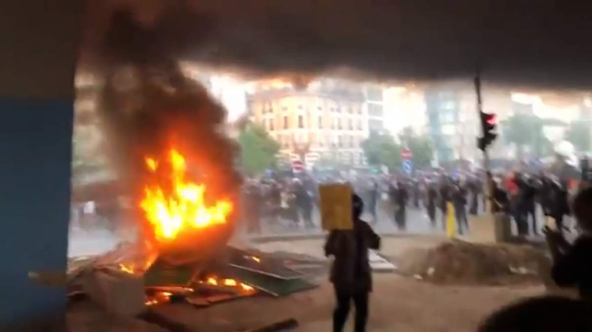 Protest masiv la Paris, împotriva violenței poliției. Capitala Franței a devenit loc de război / VIDEO